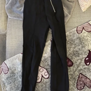 Byxor  - Svarta byxor som är i bra skick.