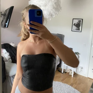 ”Skinnkorsettopp” NAKD - Korsettopp ifrån NAKD, använd cirka 2 gånger, har tydligen ett litet hål men går säkert att fixa annars syns de inte så mycket💓, dragkedja på sidan, storlek xs, 100 kr + frakt 