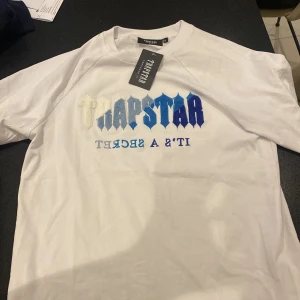 Trapstar T-shirt - Säljer helt ny Trapstar t-shirt då den är för stor för. Skick 10/10 Priset är inte spikat och kan gå ner i pris vid snabb affär. Nypris: 450-500kr ish