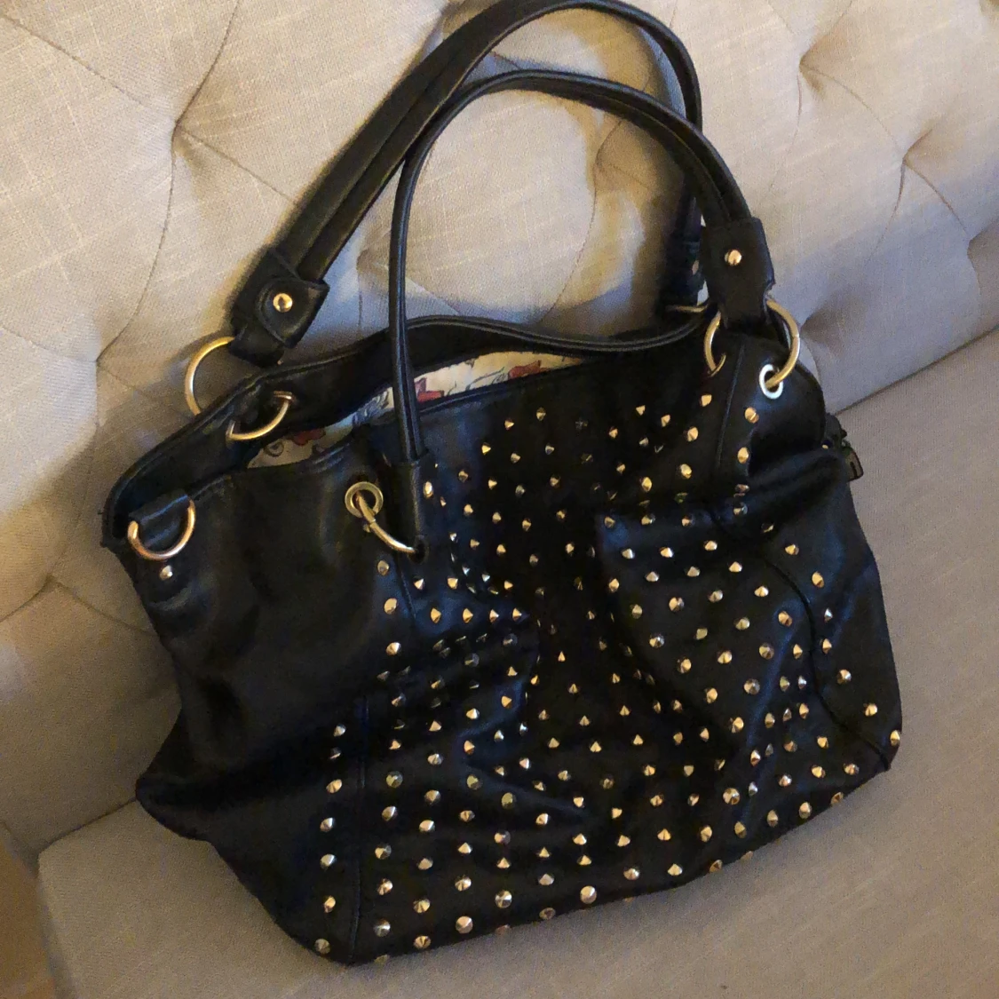 Handväska Svart med nitar