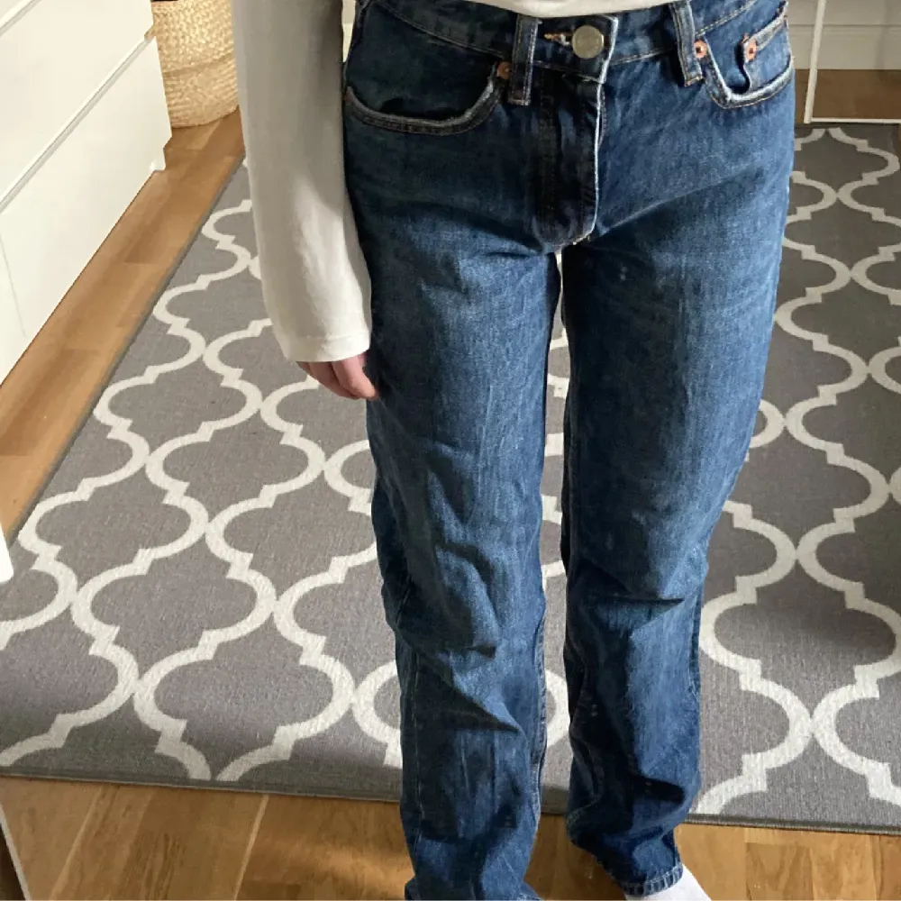 Mid Waist zara jeans storlek 32 💖 nyskick endast använda ca 2 gånger, säljes pga ej kommer till användning . Jeans & Byxor.