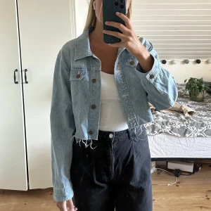 Ljusblå jeansjacka 💙 - Ljusblå jeansjacka från nerver mind 