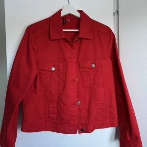 Röd jeansjacka från H&M. Använd 1 gång.