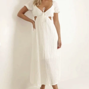 Vit klänning från chiquelle - Oanvänd klänning från Chiquelle k strl Xs men passar S. Nypris 599