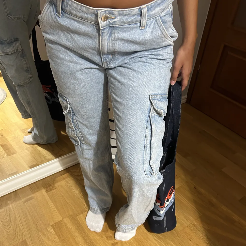 Säljer dessa cargo jeans från ginatricot, knappt använda då de är lite för tighta. De är i storlek 36 och är lågmidjade. De är i väldigt bra kvalite och skick💓. Jeans & Byxor.