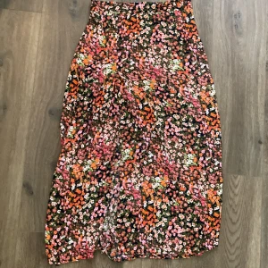Maxikjol från H&M - Lång kjol med blommigt mönsterfrån H&M! Väldigt fin och i bra skick❤️