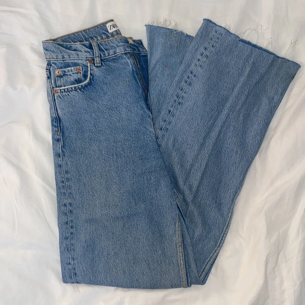 ⚠️Jag flyttar till USA om ett par veckor och vill bli av med allt⚠️ Välanvända jeans som inte får plats i resväskan. De är klippta i längden men passar någon som är 175-180cm lång!💙. Jeans & Byxor.