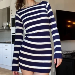 Stickad klänning - Säljer denna superfina blårandiga klänning från Nelly då jag ej tycker den passade mig. Den är endast använd en gång 💙  Storlek XS, men skulle säga att den är en XS/S beroende på hur man vill att den ska sitta.   Nypris: 499kr