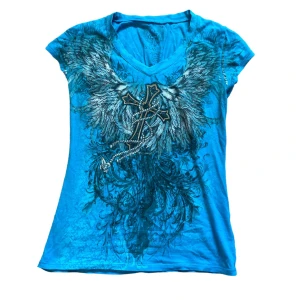 Xzavier t shirt  - Jättefin tröja i jättebra skick. Står storlek Xl men jag på bilden brukar ha Xs så passar de flesta beroende på hur man vill att den ska sitta