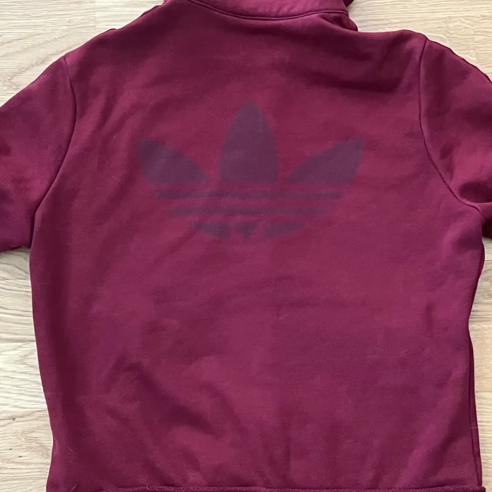 Vinröd Adidas träningsjacka / zip-hoodie i storlek S / M 😇Nytt pris kan föreslås. Hoodies.