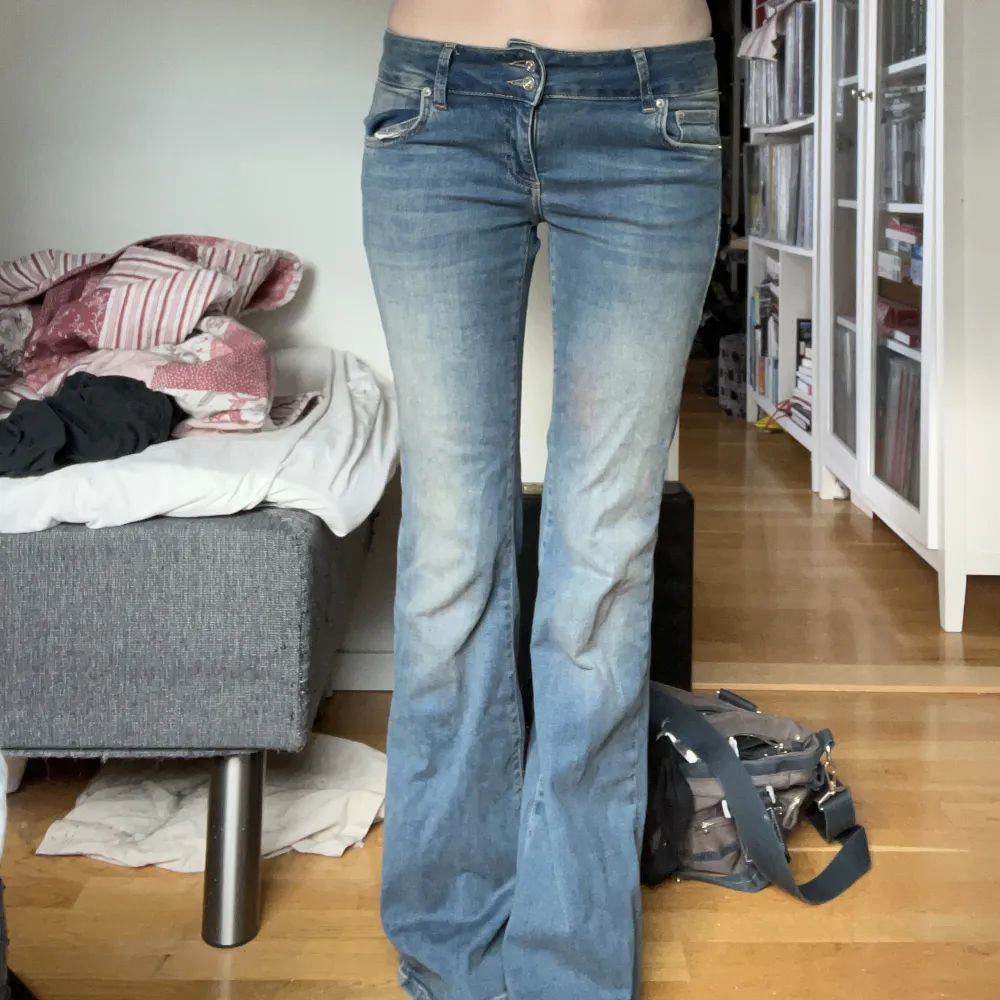 Lågmidjade jeans med bootcut köpta på Urban Outfitters i julas för 650kr. Använda en del men i bra skick ändå. Jag har strlk S o är 165 och de passar perfekt på mig i midja o längd!. Jeans & Byxor.