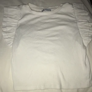 Vit volang topp - Vit volang topp från zara säljer för att den inte inte kommer till andvändning 