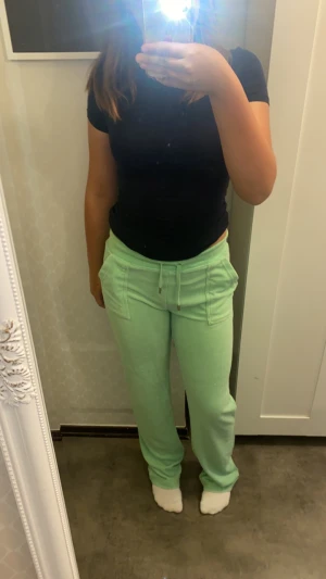 Juciy couture byxor st Xs   - Säljer pga att jag ej använder längre. De är i bra skick förutom att de har blivit lite missfärgade längst ner.  (Handukksmaterial)Kontakta för fler eller tydligare bilder. Köpte för 1099:- säljer för 200+frakt. St. Xs