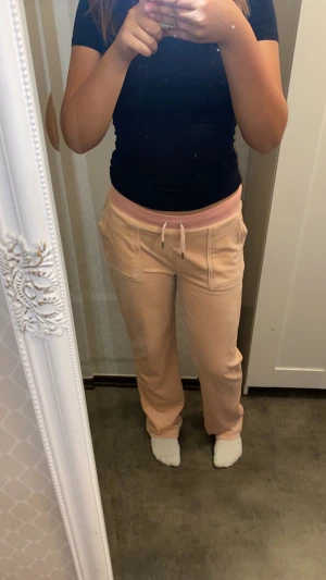 Juciy couture byxor st M  - Säljer pga att de ej kommer till användning längre. De är i bra skick förutom att de har tappat lite äfrg på baksidan längst ner på byxorna. Köpte för 1099:- säljer för 200+frakt. Kontaktar för fler bilder. St M 