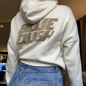 BILLIE EILISH HOODIE (S) - Billie Eilish beige hoodie. (Ej äkta merch) Stor i storleken, känns som M/L. Tröjan är i bra skick, inga skador eller fläckar.