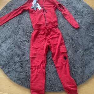 Cp company  - Hej säljer denna dress som är köpt för 5500 tags o allting. Sitter kvar helt ny storleken är s pris kan diskuteras 