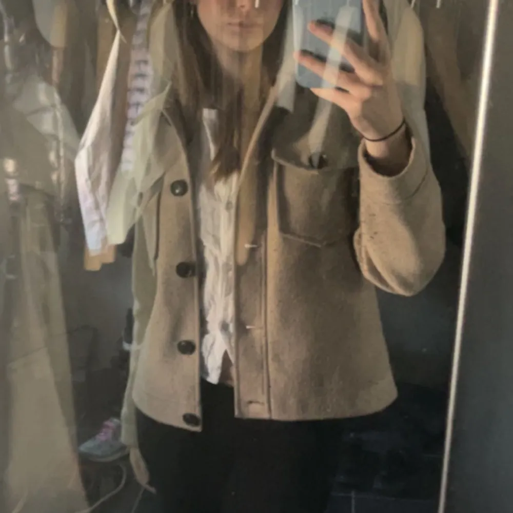 Beige kappa från Vero Moda i super fint skick!💕 Storlek L men passar mig bra som S/M . Jackor.