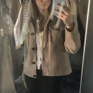 Beige kappa från Vero Moda i super fint skick!💕 Storlek L men passar mig bra som S/M 