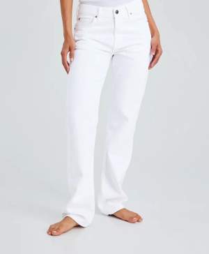 Never demin low straight vita jeans, från Bik bok. Aldrig använda pågrund av att de är för stora för mig. Köpt för 699kr. Midjemått 28 och längd 32. 