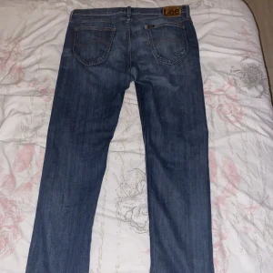 Lee jeans storlek/W34 L32 -  Jeans i bra skick som passar till allt, straight leg 