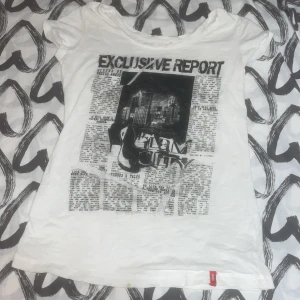 T-shirt - En vit och svart t-shirt. Jag har använt den nåra gånger bara. Är i storlek XL men känns som M 