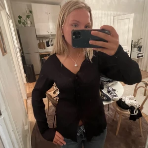 Blus  - Supersnygg tunn blus nu till sommaren!! Köpt på Gina för 2 år sedan så vet inte om den säljs längre. Sitter tight runt handleden! Tror bara att jag använt den 1 gång på ett födelsedagsfirande! 