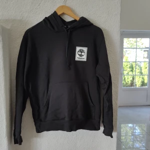 Svart Timberland Hoodie - Svart Timberland Hoodie, använd 3-4 gånger. 