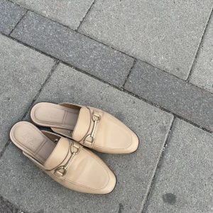 Loafers  - Beiga slip in losfers från Zara i strl 40 