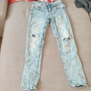 Jeans  - Fint skick, stl 152 Katt finns i hemmet 