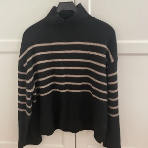 Randig stickad tröja från Gina Tricot - En randig stickad tröja från Gina Tricot i storlek ca. Använd ett fåtal gånger och är fortfarande i fint skick. Jag står ej för frakt 😊