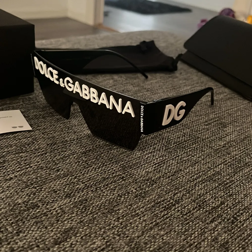 Köpte ett par dolce&gabbana glasögon på Zalando för några månader sedan, har aldrig använt och glömde och skicka tillbaka dom köpte dom för 3300 kr och vill verkligen bli av med dom. Accessoarer.