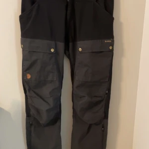 Fjällräven byxor  - Fjällräven byxor i gott skick. Storlek: eu 44