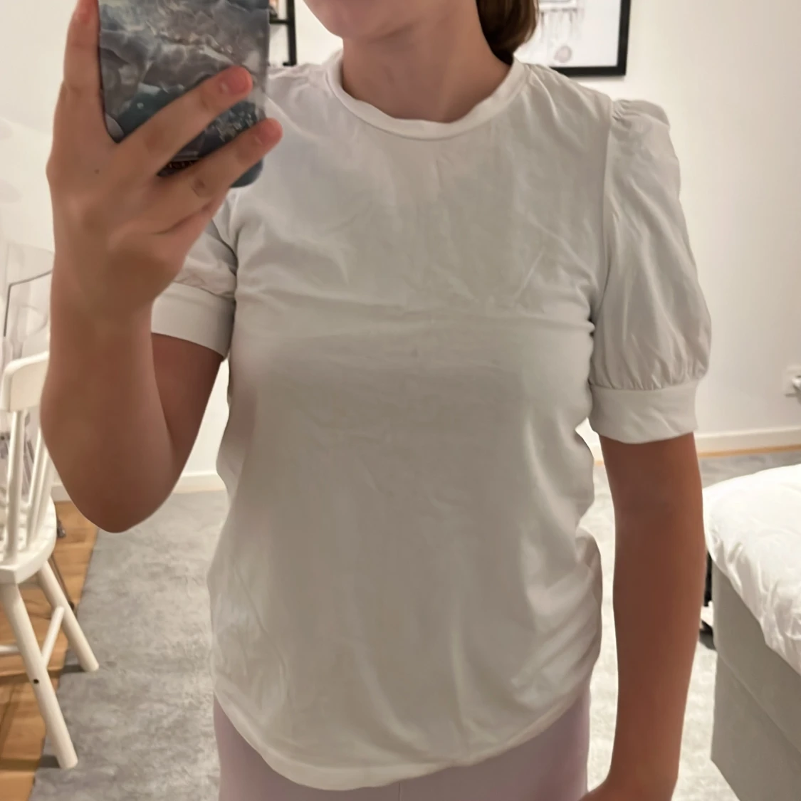 Vit t-shirt med puffiga axlar - 91