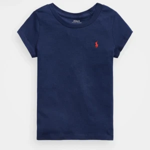 Ralph lauren - Säljer en liknande tröja som denna, samma modell men i svart och märket är blått/turkost.👌🏻🩷 Den är i barn storlek 164 vilket är som en S, köpte för ca 600  men jag säljer för 300 inklusive frakt🩷🥰