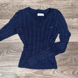 hollister tröja  - jättefin stickad tröja från hollister, endast använd 1 gång! 🎀