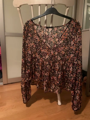Blus - En jätte fin sommar blus, nyskick, aldrig andvänt lite genomskinlig men snygg, passar storlek xs/s💕