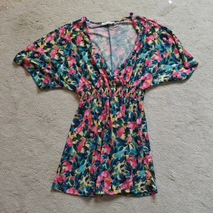 Klänning.  - Jättefin blommig klänning från pull and bear i nyskick! 
