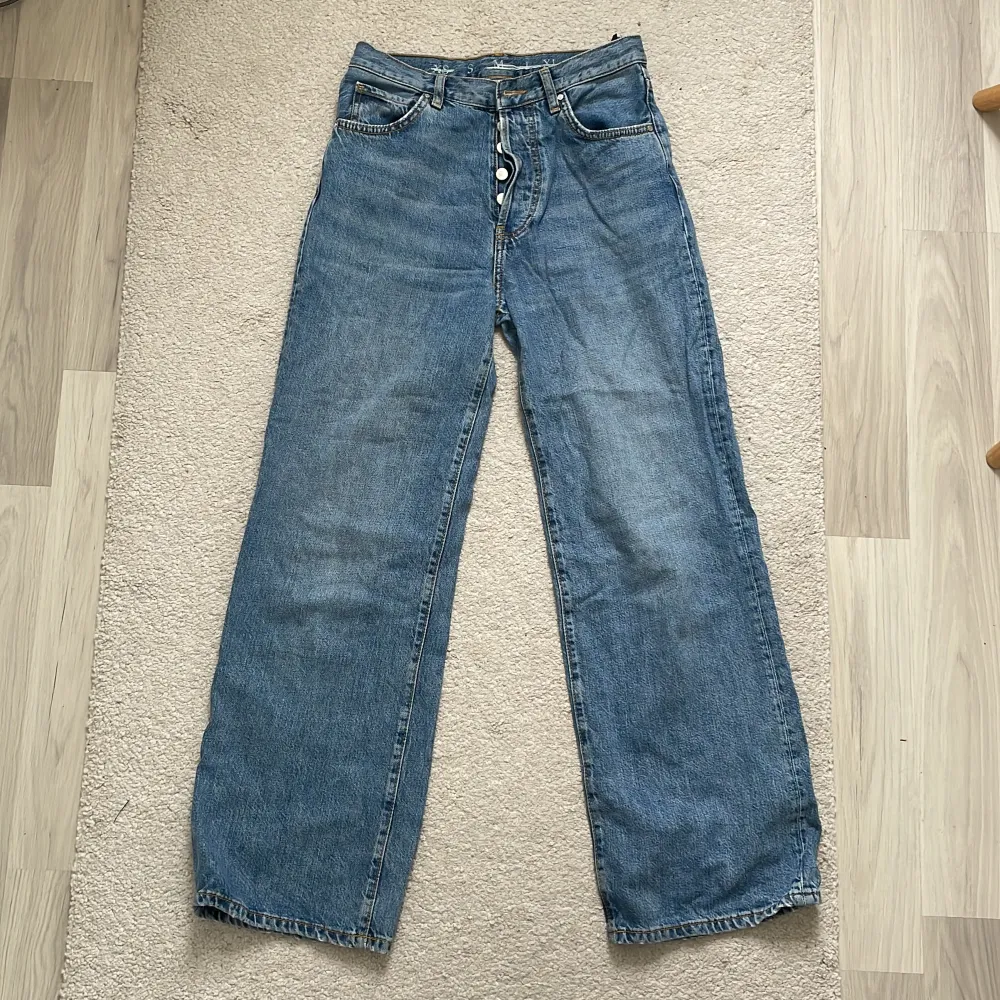 Ett par jättefina vida blåa jeans från BikBok! Dessvärre för små för mig och därav finns inga bilder när jag har de på mig💙. Jeans & Byxor.