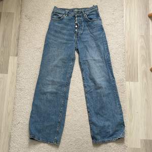 Ett par jättefina vida blåa jeans från BikBok! Dessvärre för små för mig och därav finns inga bilder när jag har de på mig💙