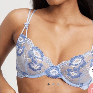 BH - Säljer en jättefin blå mönstrad BH från Nelly som tyvärr var för liten. Aldrig använd. Storlek 70B! Säljer för 100kr, nypris 260kr 💙💙