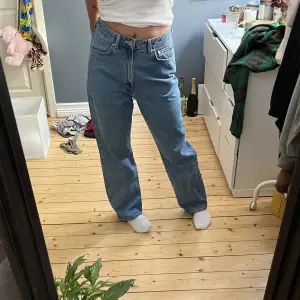 Weekday jeans i modellen ROWE. Gott skick