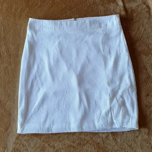 en fin kjol för 75kr - fina vita kjol. ej använd men ej prislapp