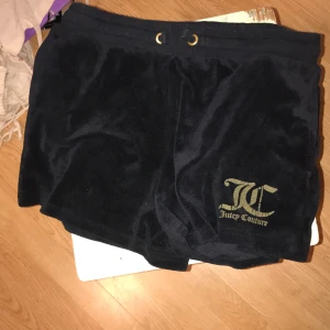 Juicy couture shorts - Såååå mjuka och bekväma shorts, är verkligen så härliga! Säker för 100 pga då är det gratis frakt fast kan också mötas i Stockholm för 80kr