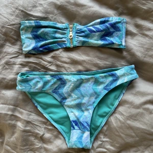 Missoni bikini - Såååå gullig bikini som är missoni inspirerad💙Väldigt eftertraktad och slutsåld överallt!! Storlek 36🌸