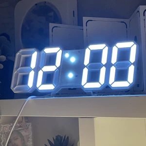 Cute clock lamp - En super fin/söt digital klocka som visar både klockan och temp och lyser jättefint! Hört att många Kpop stans har sånna i sina rum men har aldrig kommit till användning hos mig därför säljer ja min. Den är nästan aldrig använd och är därför i bra skick🫶🏻