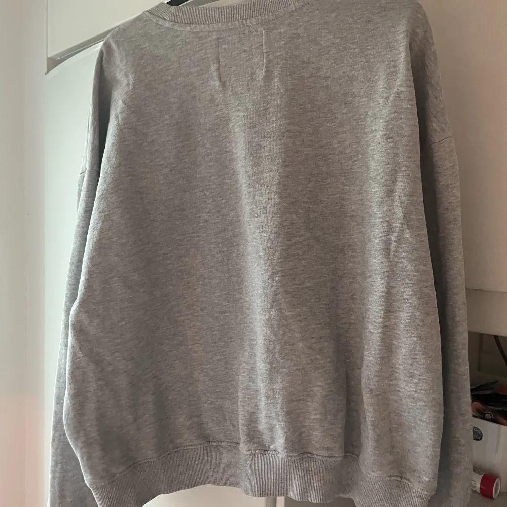 Säljer denna Sweater från Lager 157 då den inte kommer till användning längre🩷 sen helt vanlig grå tjocktröja utan några konstigheter!🌸💕. Tröjor & Koftor.