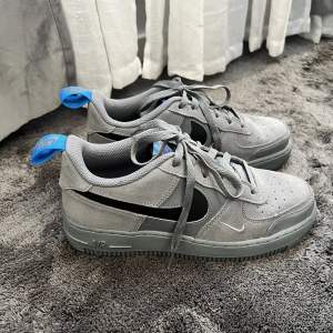Gråa Nike air force 1  Storlek 38,5  Färg: grå, svart och blå  Använd en gång