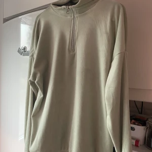 Tröja - En fin ljusgrön tröja💚 Säljer pga att den inte kommer till användning💚 toppskick!!💚