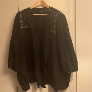 Kofta i lin från Gudrun Sjödén - Oanvänd svart kofta i lin från Gudrun Sjödén, strl XXL
