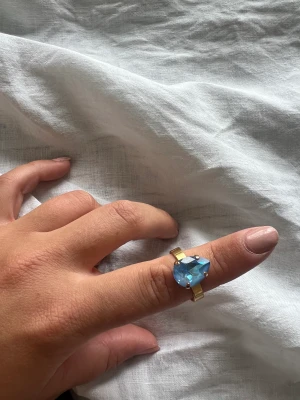 Caroline Svedbom ring - Ring, använd väldigt lite. ljus blå